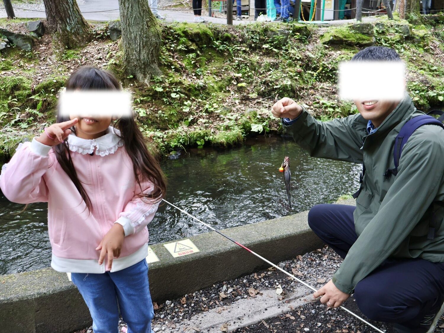 釣り上げた魚と記念撮影