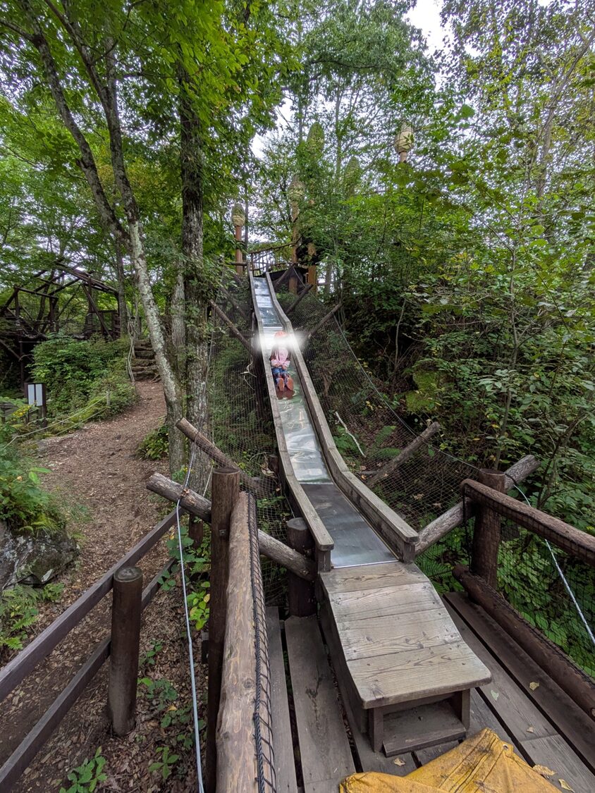 アスレチックの滑り台