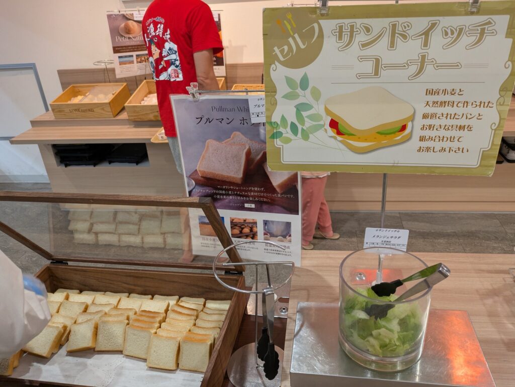 朝食ビュッフェのセルフサンドイッチ用パン