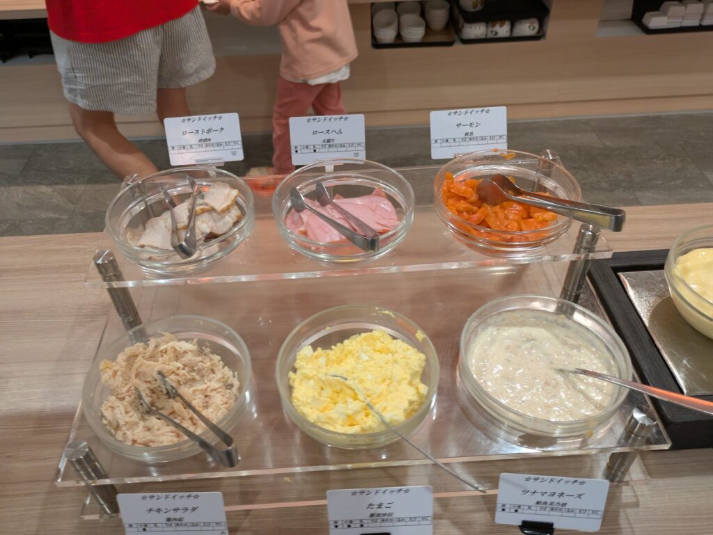 ローストポークやサーモンなどのサンドイッチ具材