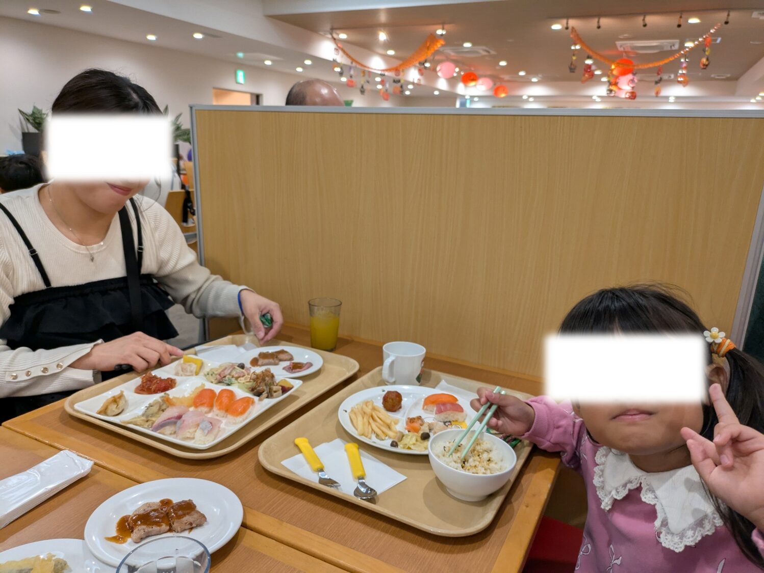 食事に大満足の家族写真