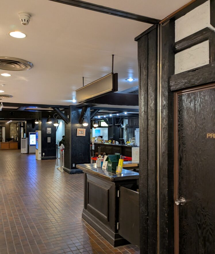 ホテルグリーンプラザ軽井沢の受付カウンター