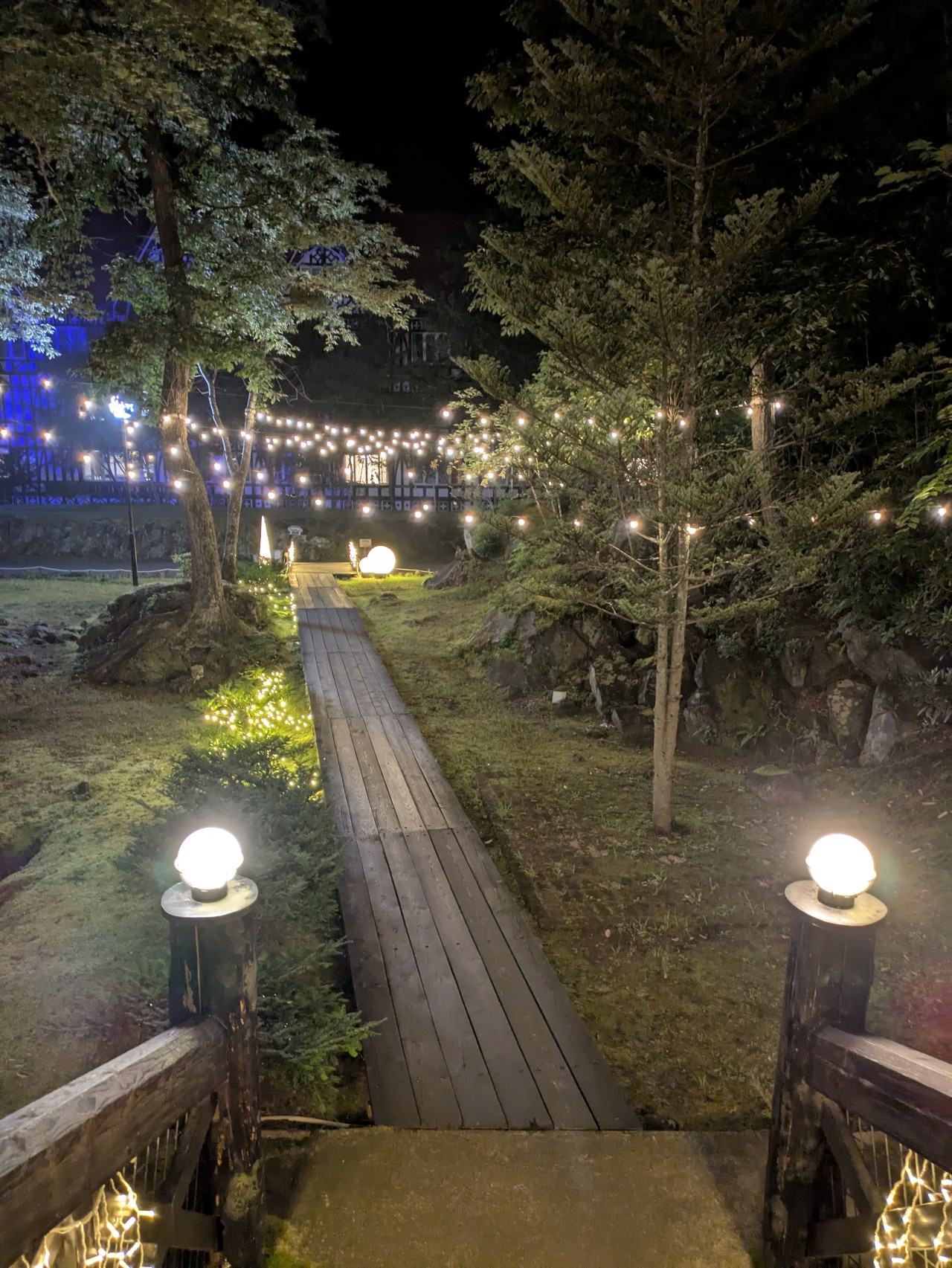 ライトアップされたホテルの中庭