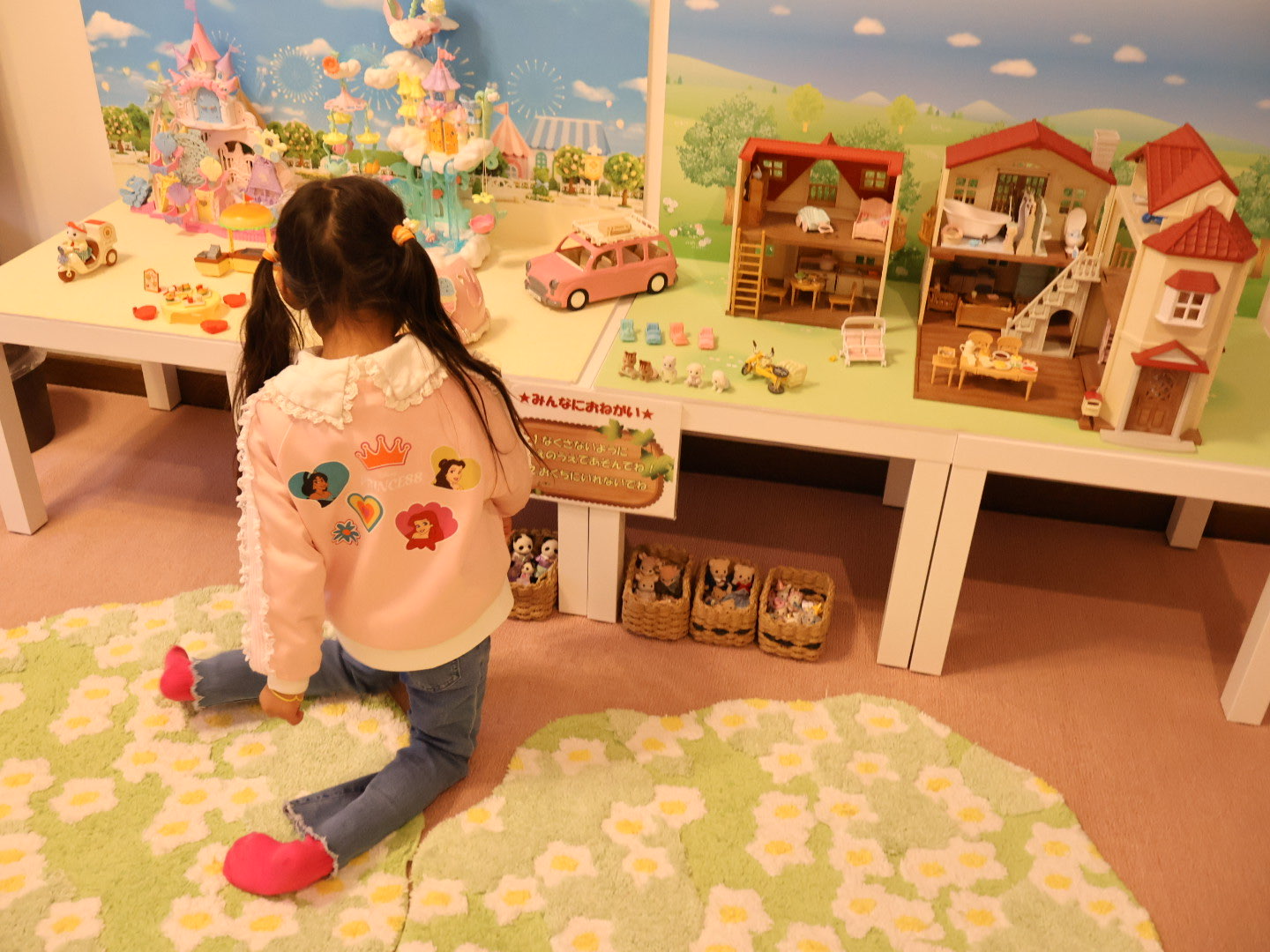 シルバニアで熱心に遊ぶ子供