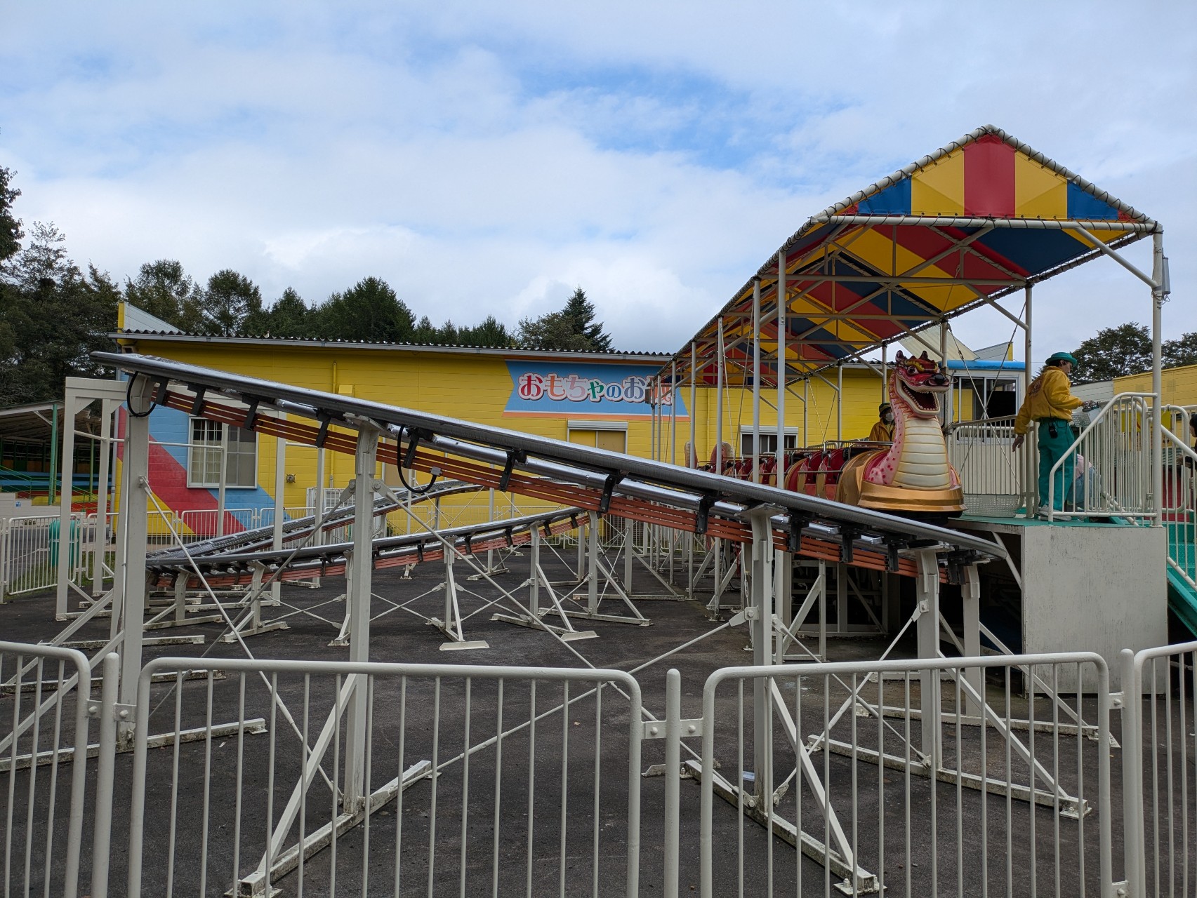 子供用ジェットコースターの様子