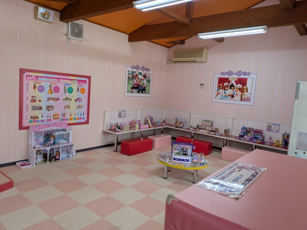 リカちゃんハウスの華やかな内観展示