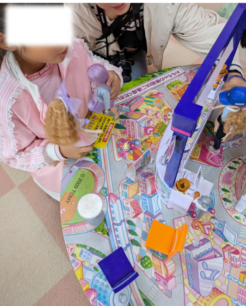リカちゃんでごっこ遊びをする子供の手元