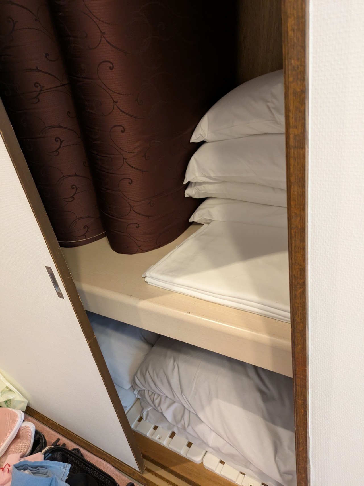 押し入れの中の布団