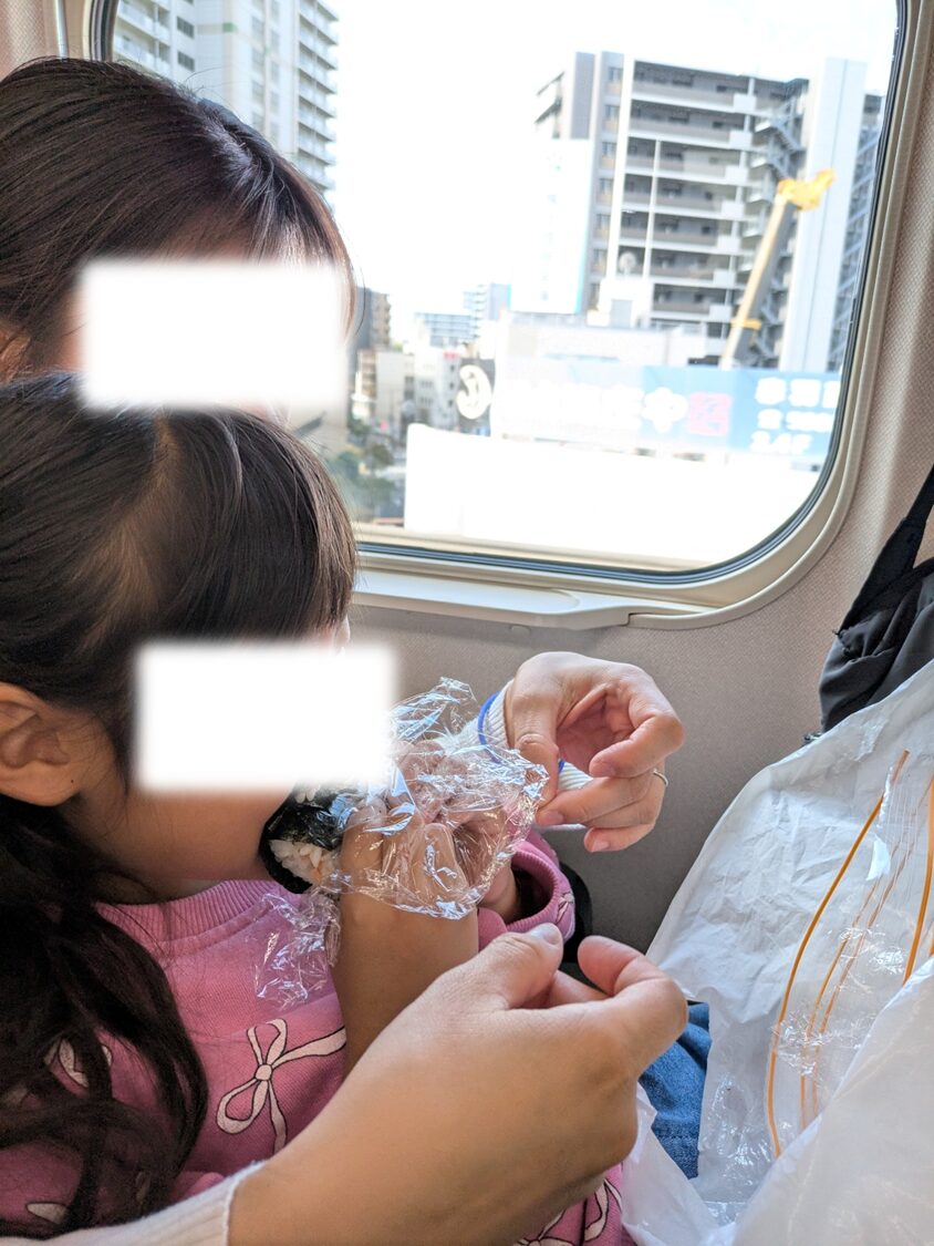 新幹線車内での朝食風景