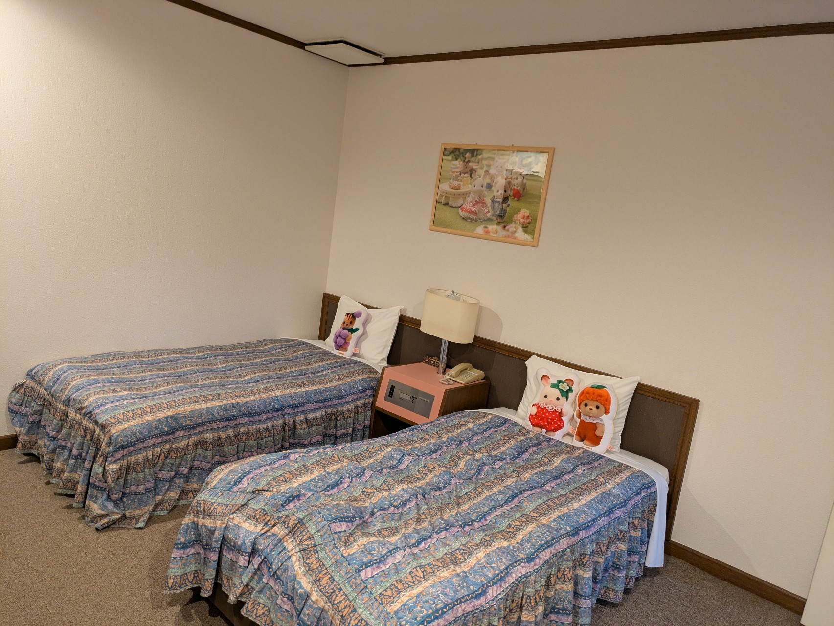 ベッドに置かれたクッション