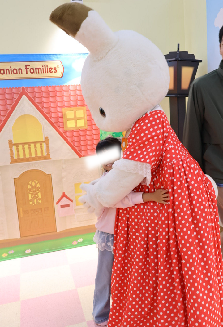 フレアちゃんとハグする子供の姿