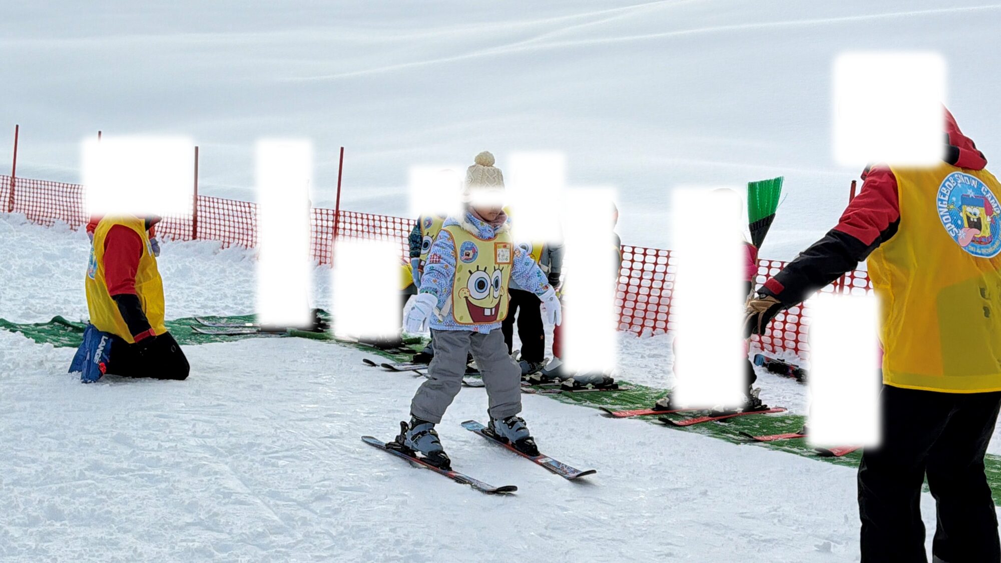 スポンジボブスノーキャンプ
まっすぐ先生に向かって滑る子供