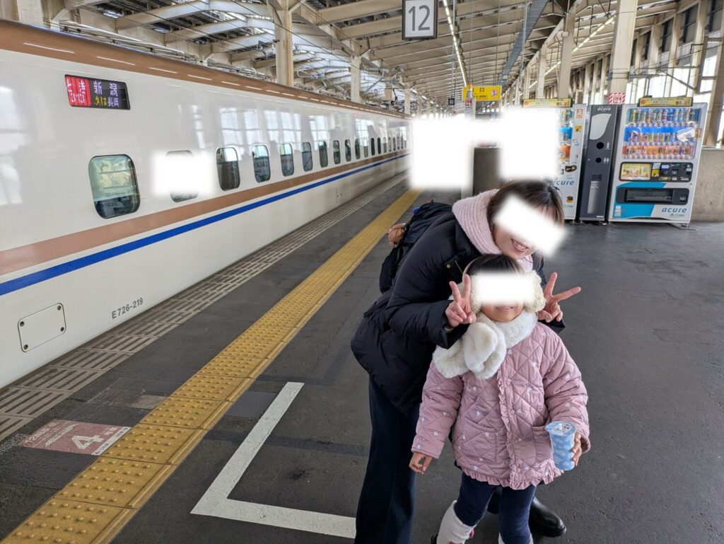 越後湯沢駅の新幹線と記念撮影