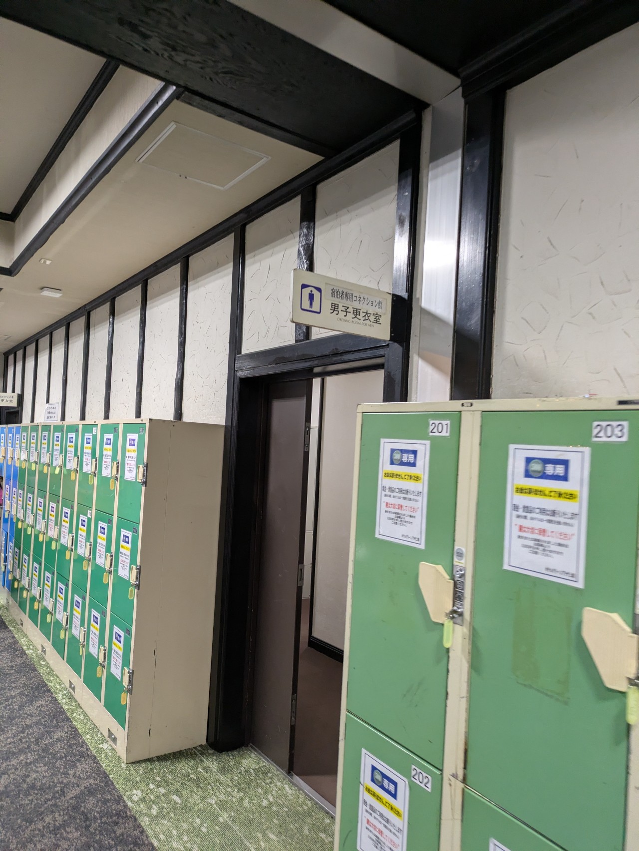 クロークと更衣室の隣接エリア