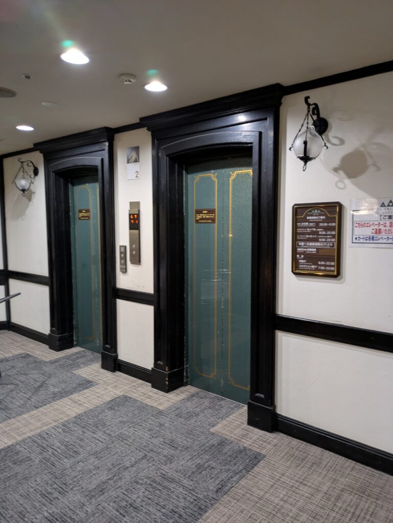 混雑するエレベーター