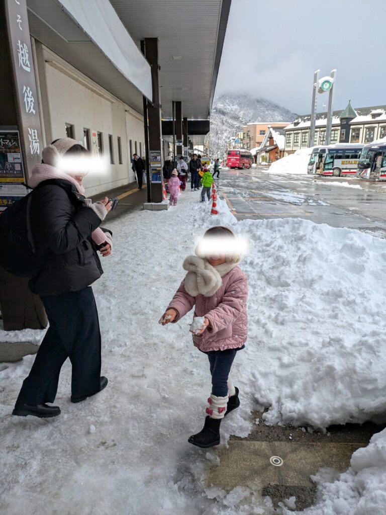 雪玉を持つ子供