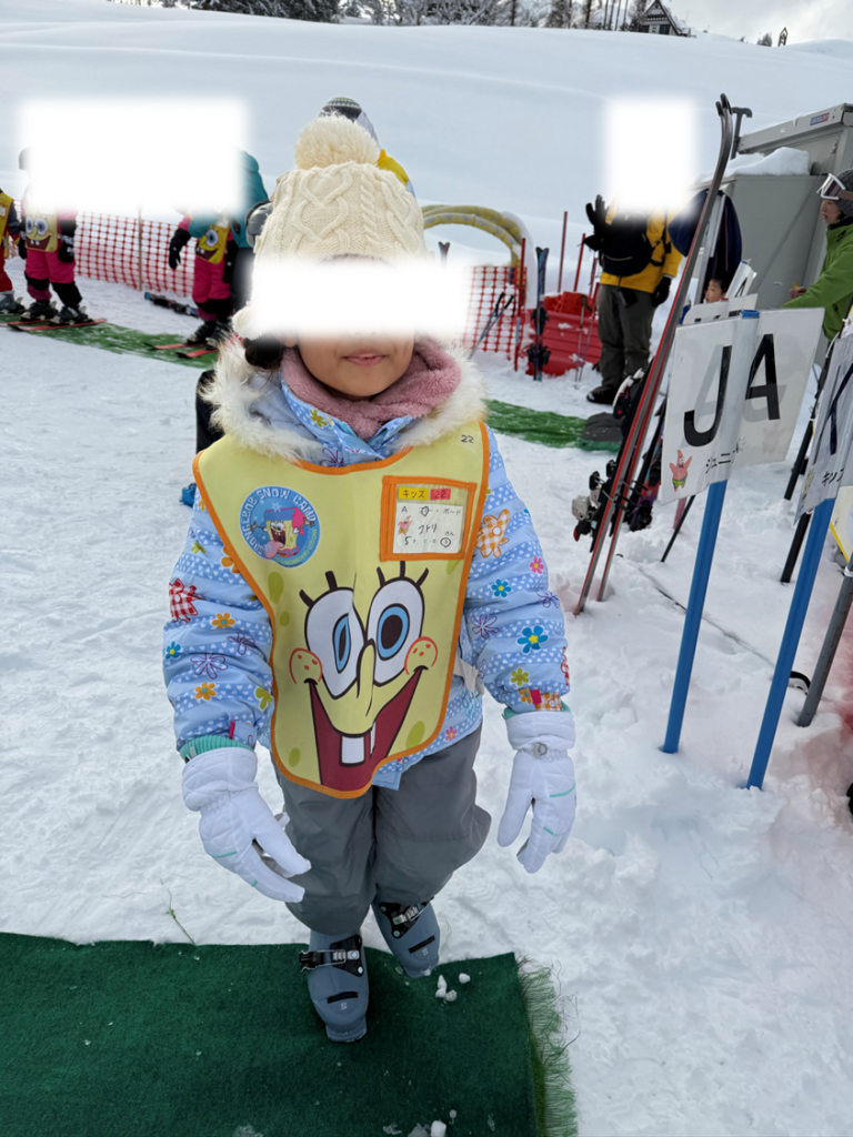 スポンジ・ボブスノーキャンプのゼッケンと名札を着用する子供