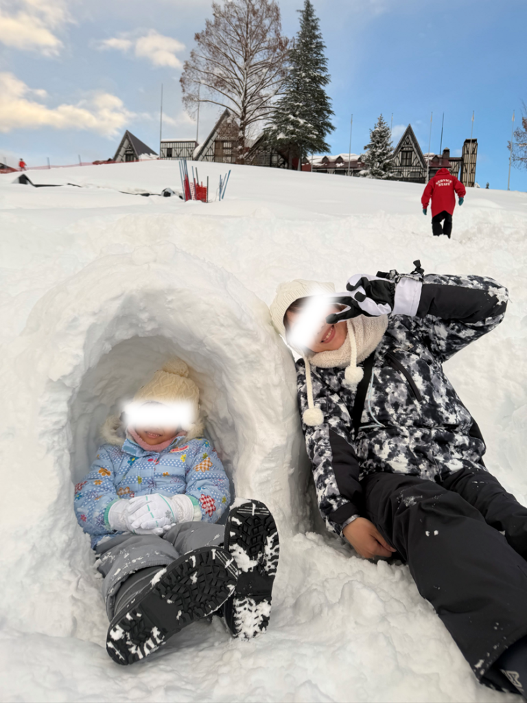 かまくらで記念撮影