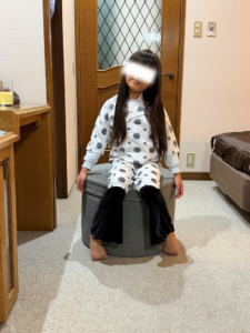 子供用の浴衣を着る子供