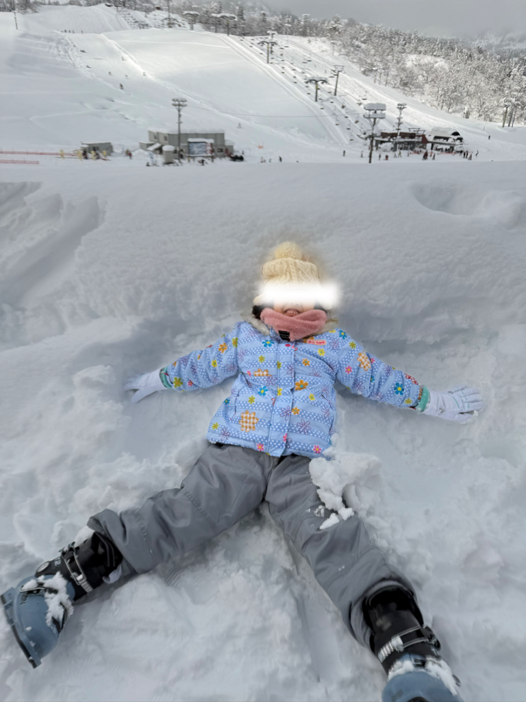 雪に寝転ぶ子供
