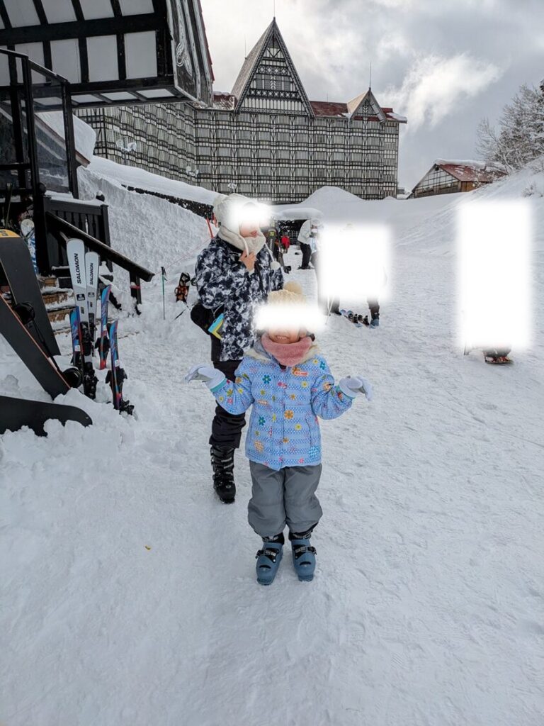 雪遊びを楽しむ子供