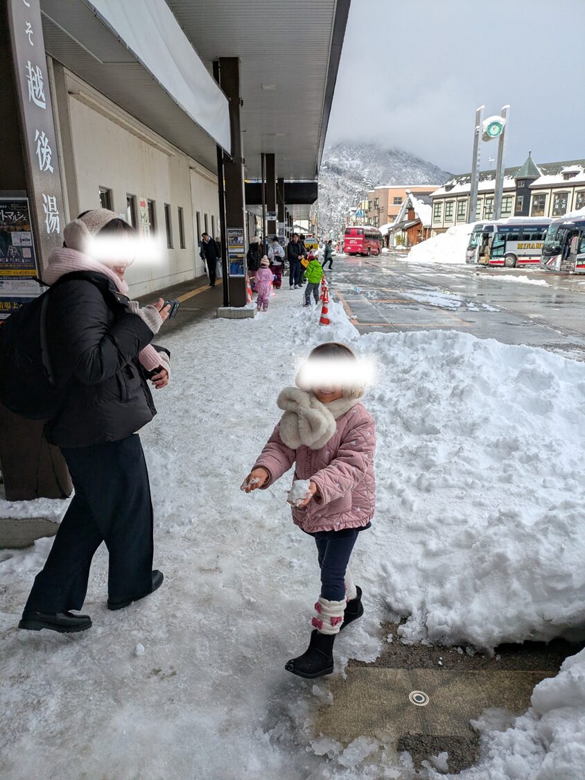 雪玉を持つ子供