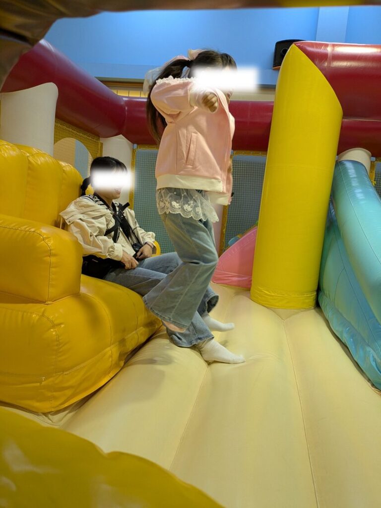 赤い屋根の大きなお家のふわふわ遊具