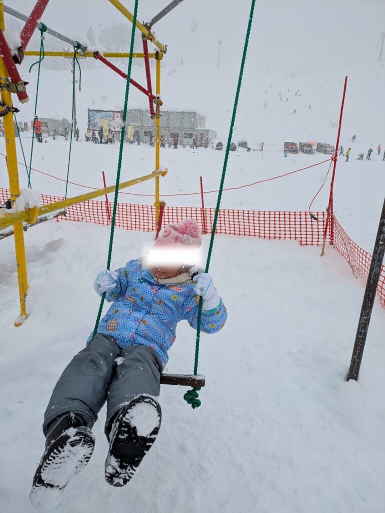 雪の中で遊ぶ5歳の子供
