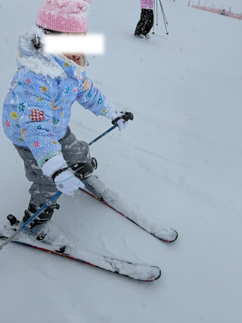 緩やかな斜面を一人で滑走する子供の様子