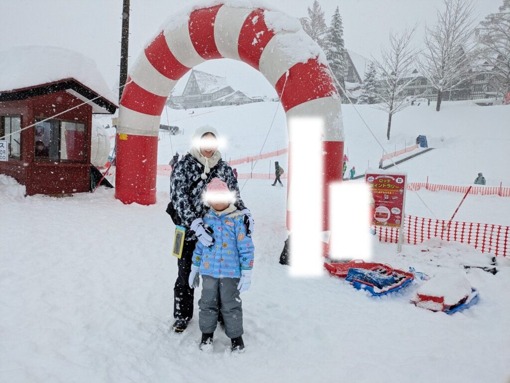 上越国際スキー場キッズパラダイスの遊具と雪原