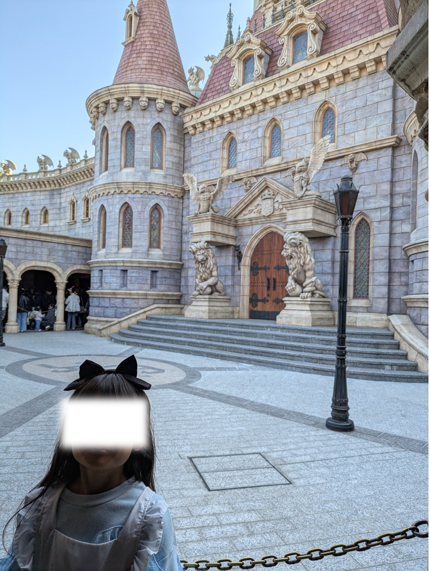 美女と野獣の野獣の城の前で記念撮影