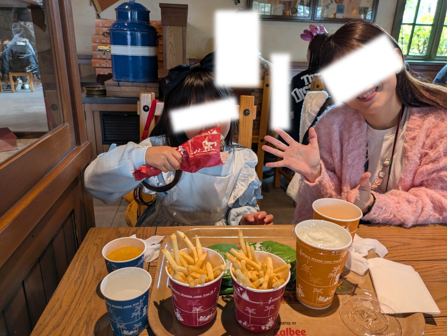 キャンプ・ウッドチャック・キッチンで食事する子供