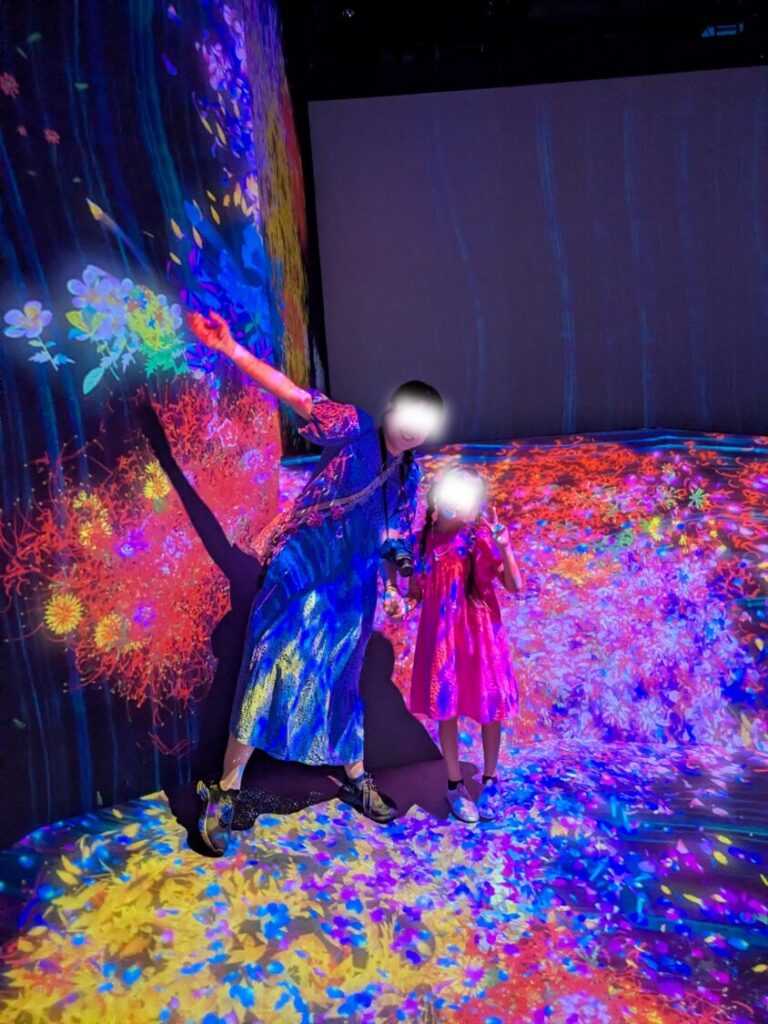 チームラボ会場内の幻想的なデジタルアートの様子1