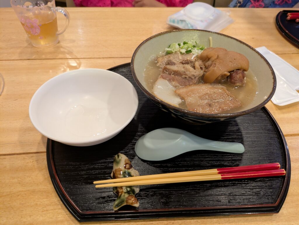 浮島Base（ウキシマベース）の全部乗せそば。なんこつソーキ・三枚肉・てびち・温野菜が盛り付けられた実物写真