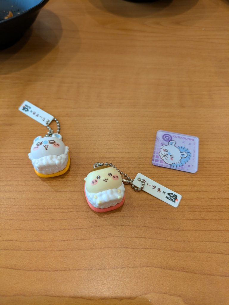 くら寿司のビッくらポンで当たった、ちいかわコラボのモモンガと栗まんじゅうのフィギュアおよびマグネット