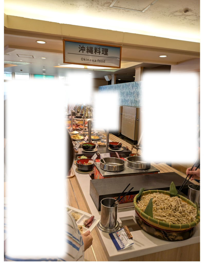 「沖縄料理」の案内板が掲げられたホテルの朝食ビュッフェコーナー