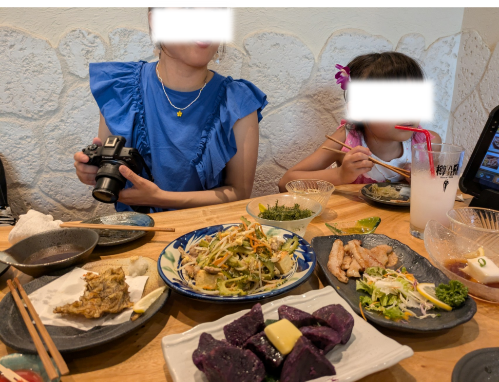 三線の花で味わうゴーヤーチャンプルーやラフテーなどの沖縄定番料理