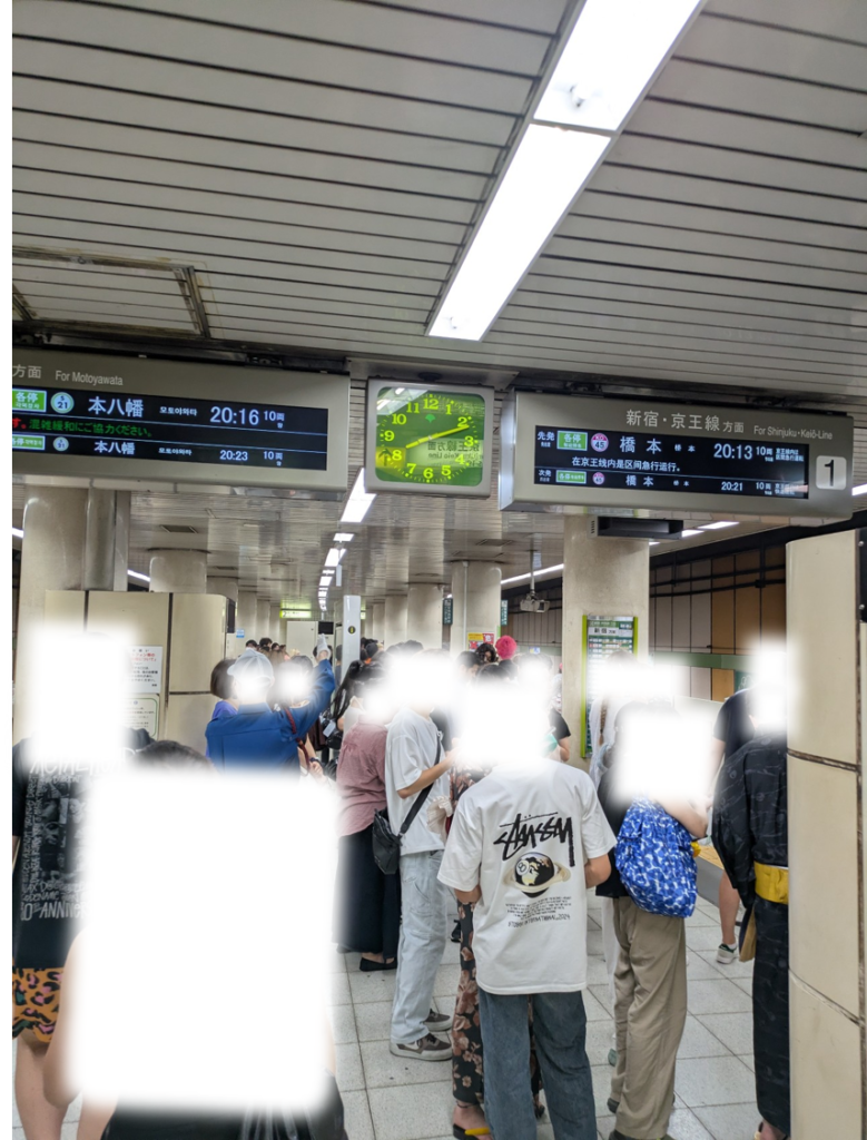 20時10分頃の都営新宿線篠崎駅ホームと20時13分発の電車を待つ観客の混雑状況