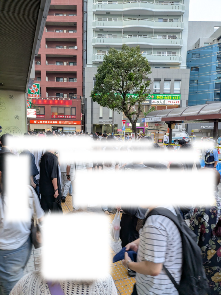 18時30分頃にスーパー「ライフ」を出て河川敷会場へ向かう際の篠崎駅前ロータリーの混雑状況