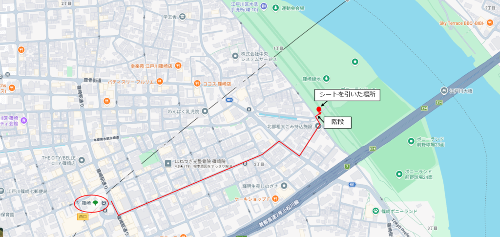 篠崎駅から江戸川河川敷の花火鑑賞場所までの移動ルートと会場階段の位置を示す地図