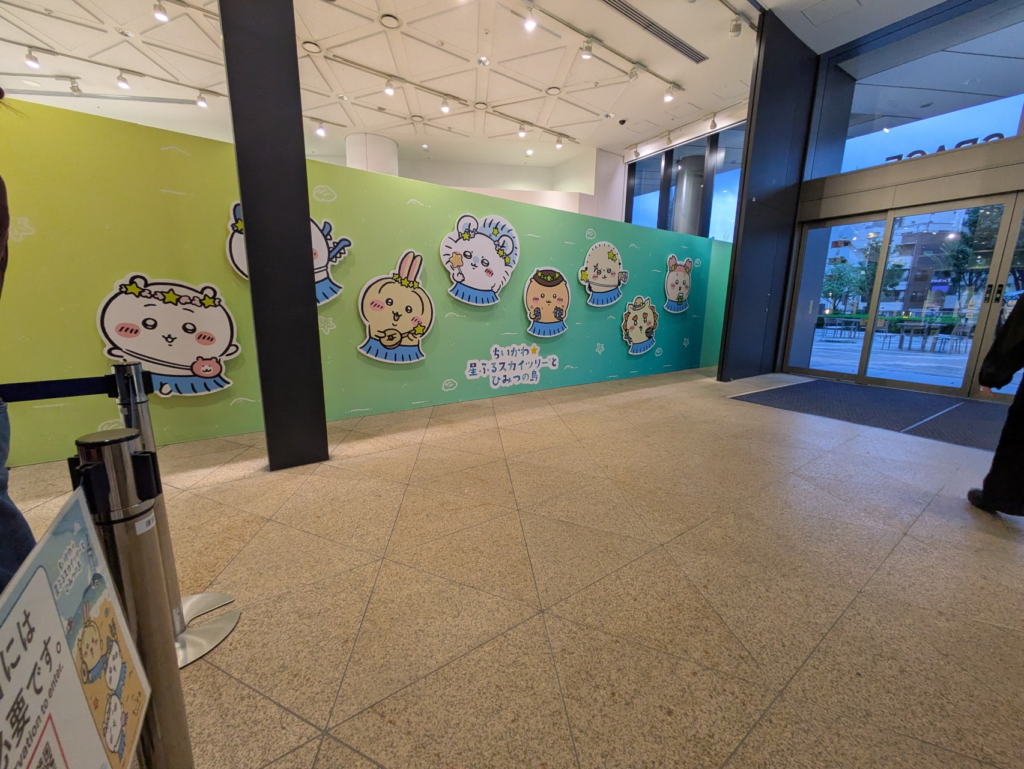 東京スカイツリー1階SKYTREE SPACE前にある「ちいかわ★星ふるスカイツリーとひみつの島」大型イラストパネル展示