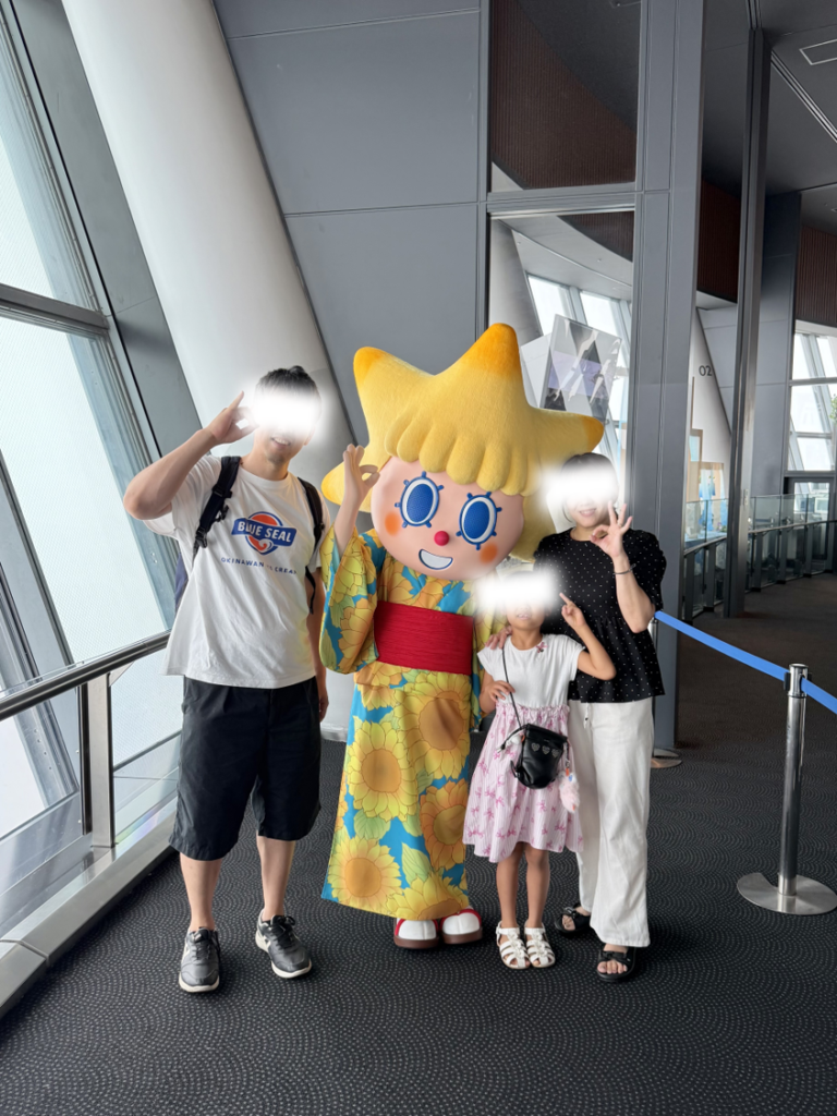 東京スカイツリー天望デッキで浴衣姿の公式公式キャラクター「ソラカラちゃん」と記念撮影する家族。8月1日（土）～8月31日（月）までは浴衣らしいです。