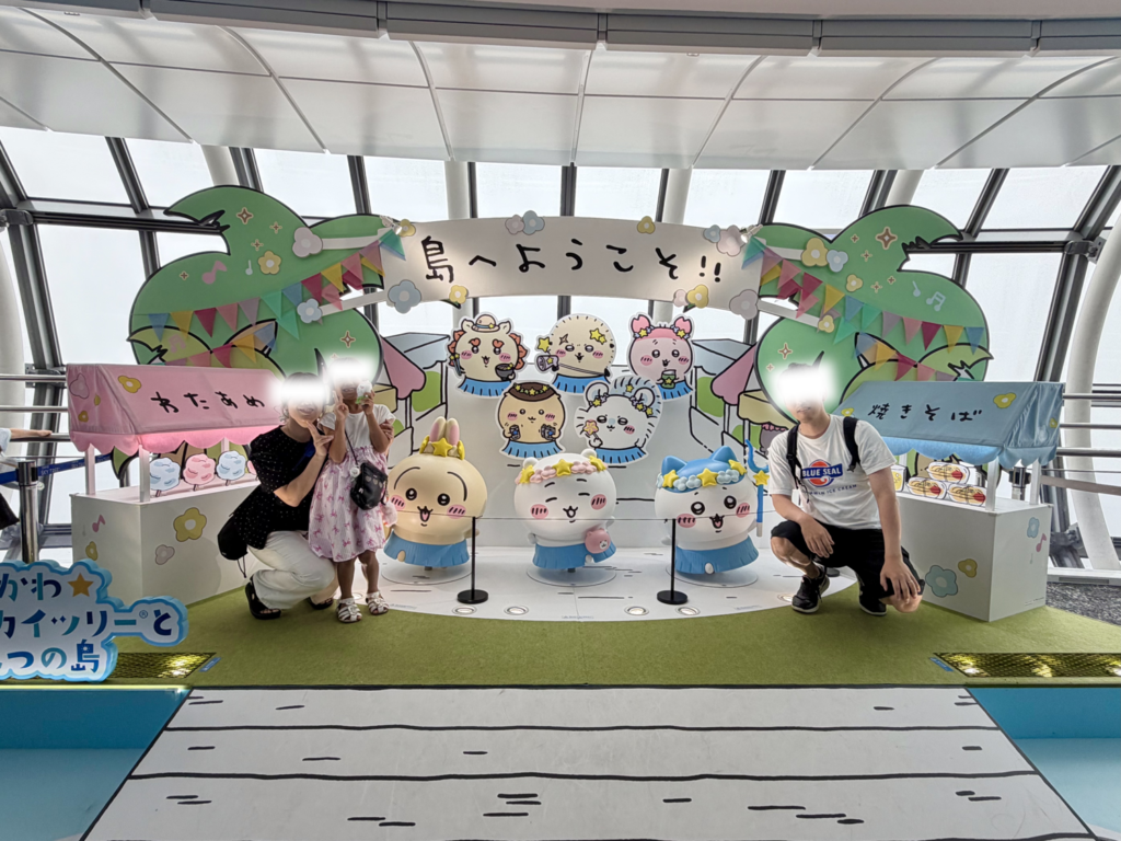 東京スカイツリー天望回廊の「島へようこそ！！」フォトスポットでちいかわたちと記念撮影する家族