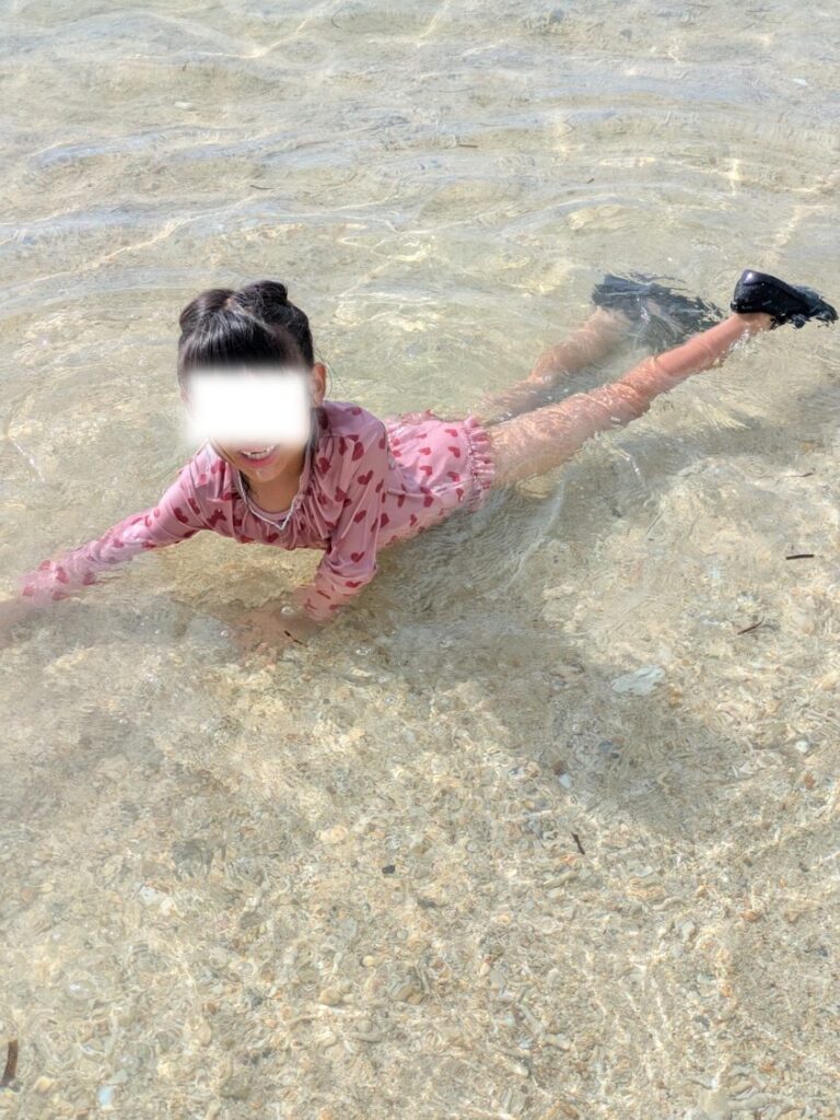 タイガービーチで遊ぶ娘の様子