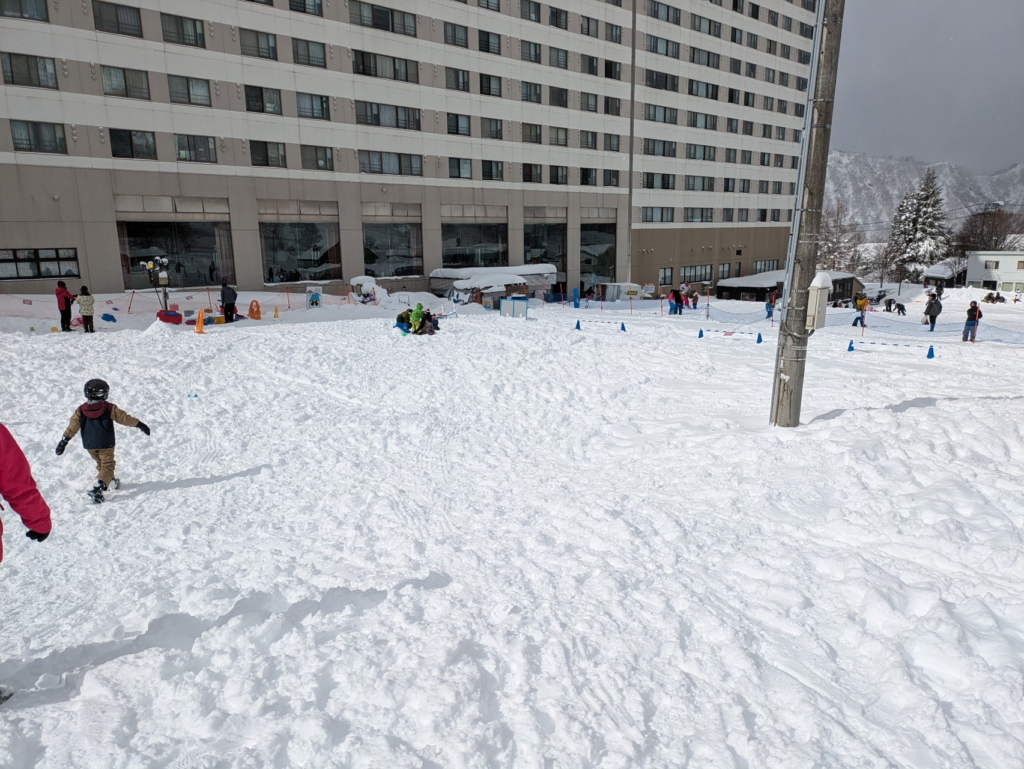 エンゼルグランディア越後中里の目の前に広がるゲレンデとキッズ用の雪遊びエリア