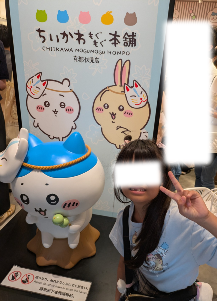 ちいかわもぐもぐ本舗 京都伏見店にある狐面をつけたハチワレと記念撮影