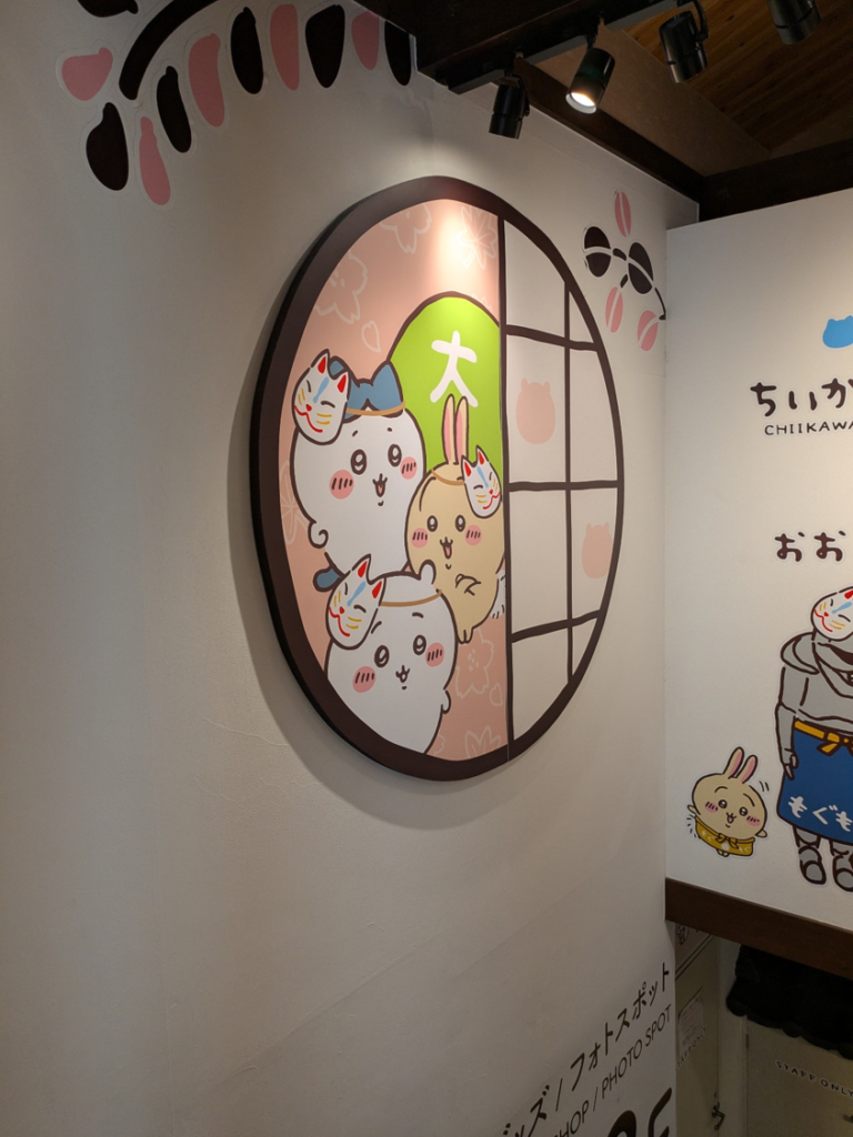 ちいかわもぐもぐ本舗 京都伏見店の店内にある可愛い丸窓のイラスト装飾