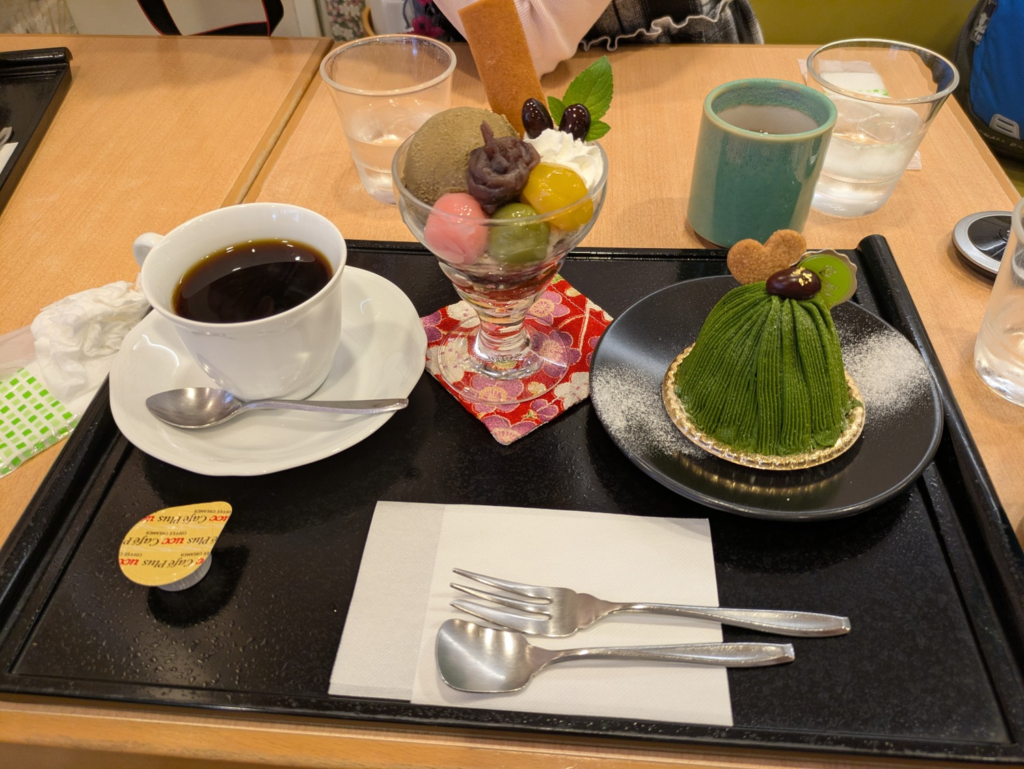 和カフェ 季の音でいただいた、鮮やかな緑色の抹茶モンブランやパフェ、コーヒーのスイーツセット