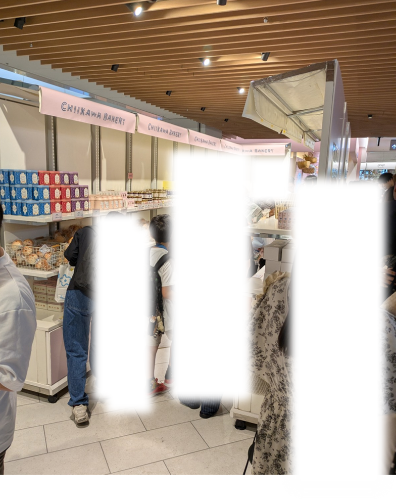 「CHIIKAWA BAKERY」のロゴやディスプレイが並び、多くのファンでにぎわうポップショップ内の通路の様子