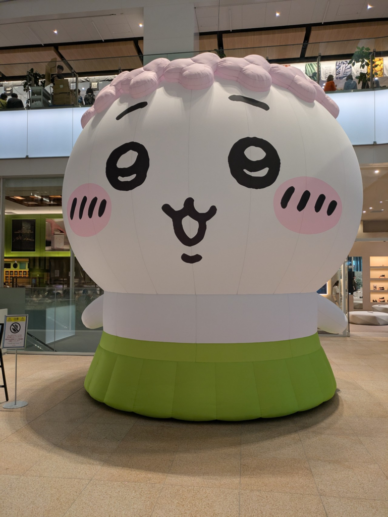 KITTE大阪の館内に登場した、インパクト抜群な巨大な「ちいかわ」のディスプレイ